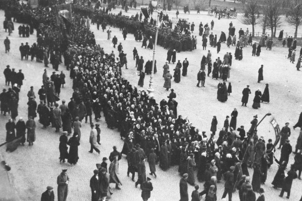 Μαζικές διαδηλώσεις εργατών και πολιτών στους δρόμους της Πετρούπολης τον Φεβρουάριο του 1917, που αποτέλεσαν την απαρχή της επανάστασης και οδήγησαν στην πτώση του τσαρικού καθεστώτος.