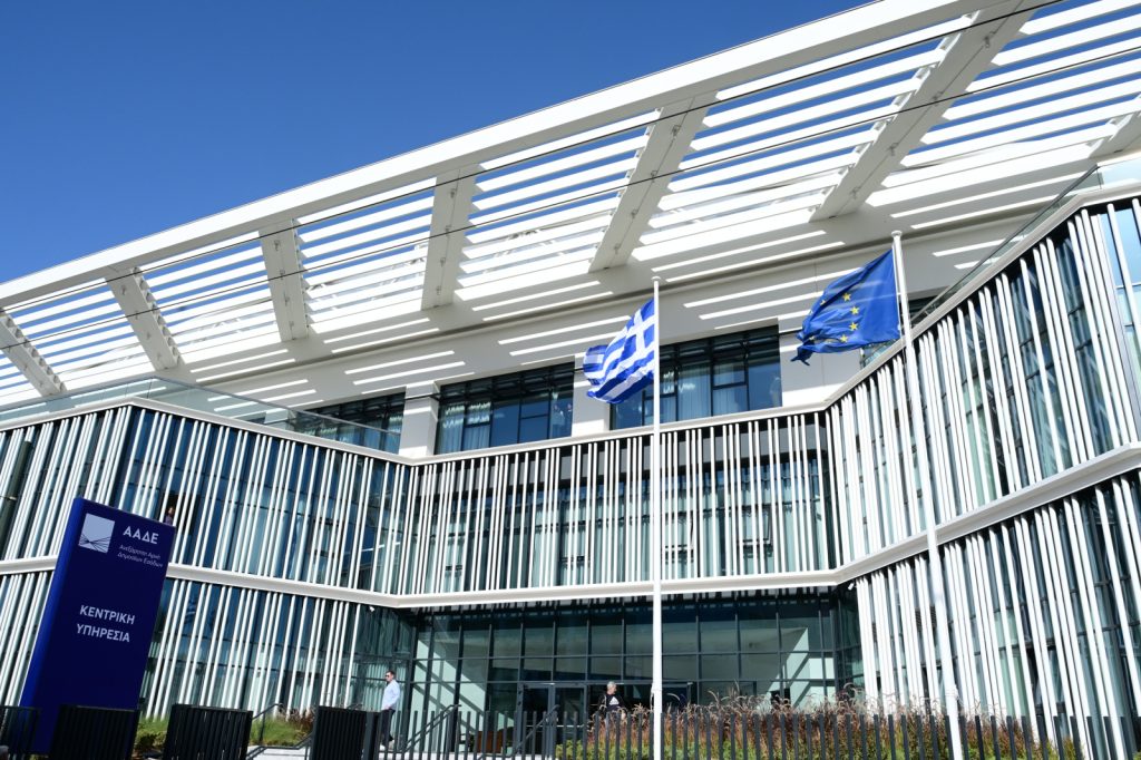 Μεγαλοοφειλέτες: Έρχονται ειδοποιήσεις από ΑΑΔΕ και ΕΦΚΑ – Ποιοι γλιτώνουν τη «μαύρη λίστα»