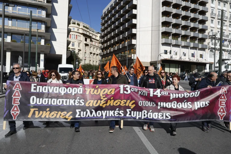 ΑΔΕΔΥ: «Τώρα είναι η ώρα να δυναμώσει ο αγώνας για αυξήσεις στους μισθούς»
