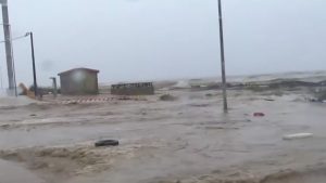 Κακοκαιρία: Σοβαρές πλημμύρες σε Σαντορίνη, Λήμνο και Λάρισα – Προβλήματα και στην Εύβοια