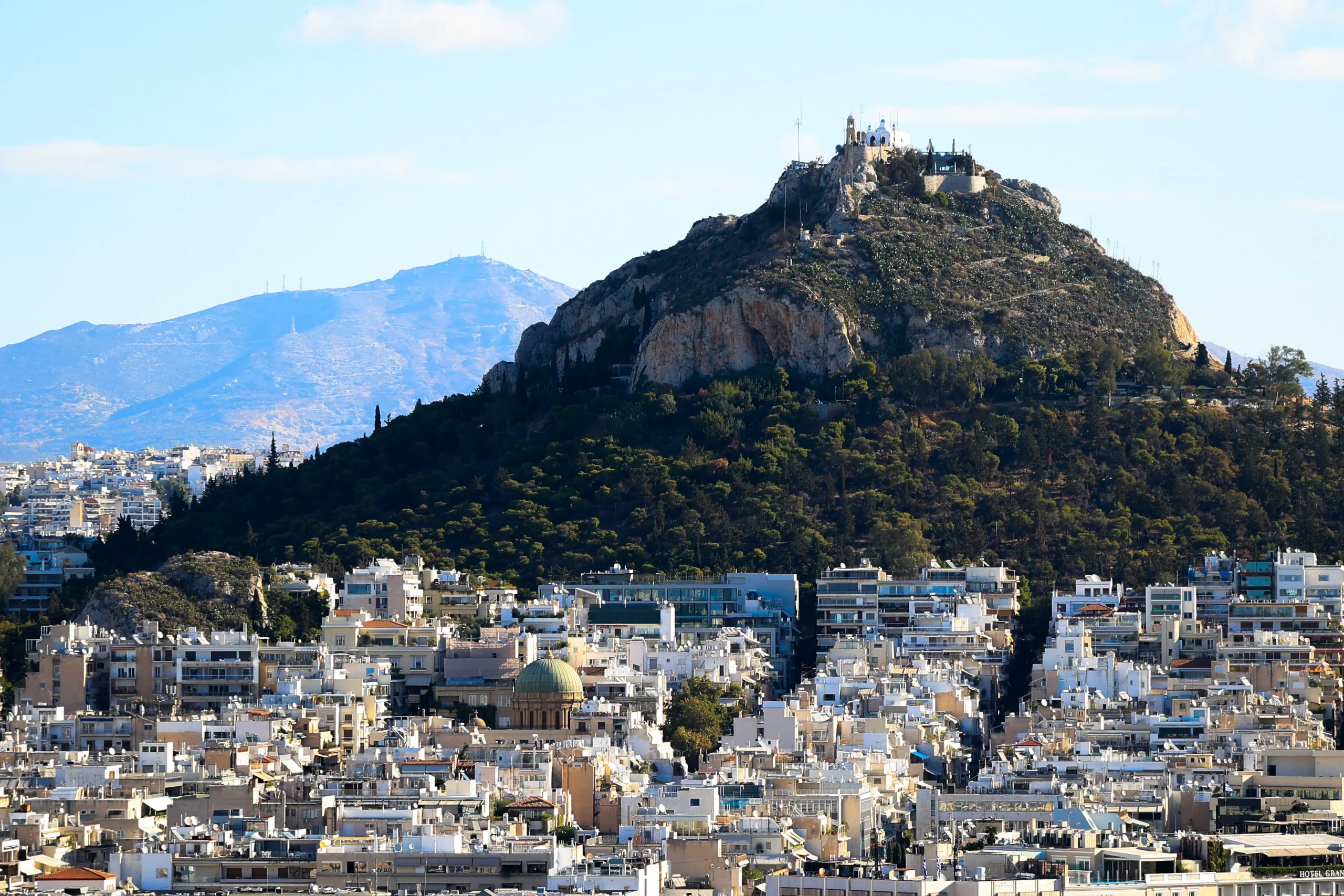 Οικόπεδα στην Αττική: Πού υπάρχουν ευκαιρίες και πού εκτοξεύονται οι τιμές