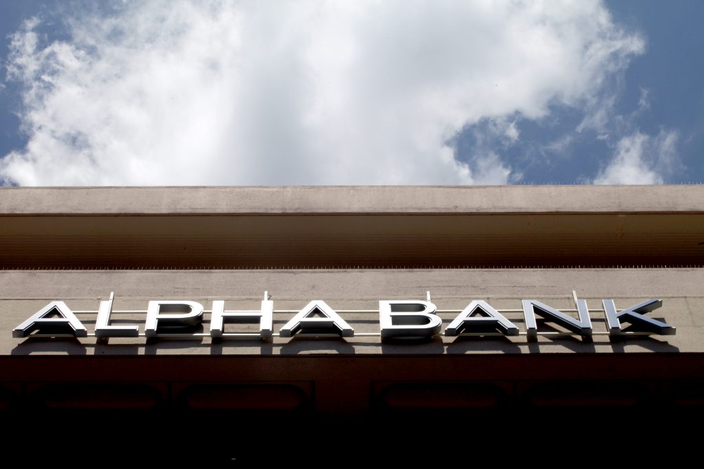 Alpha Bank: Νέες συμβάσεις με κατώτατο μισθό 1.600 ευρώ