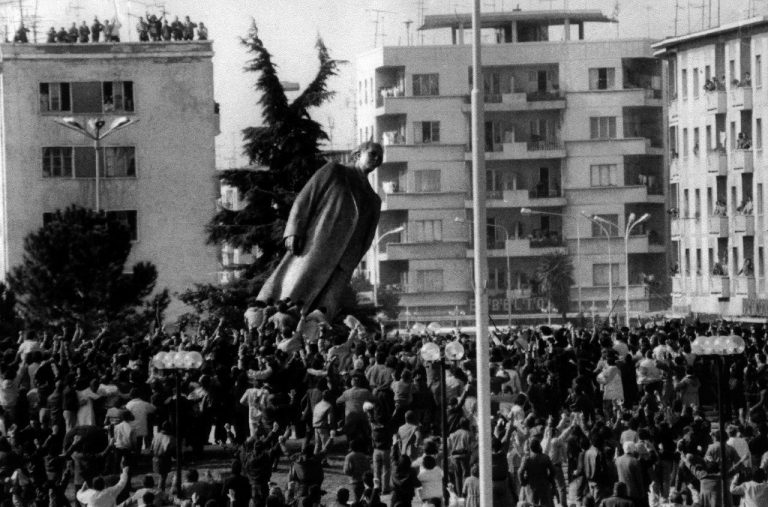 Η πτώση του αγάλματος του Χότζα στα Τίρανα