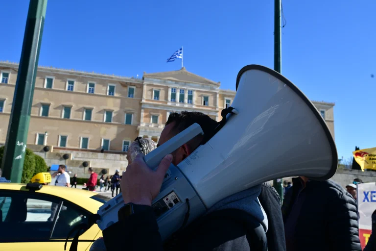 Σε 24ωρη απεργία οι εργαζόμενοι του ΕΦΚΑ μετά τους πυροβολισμούς