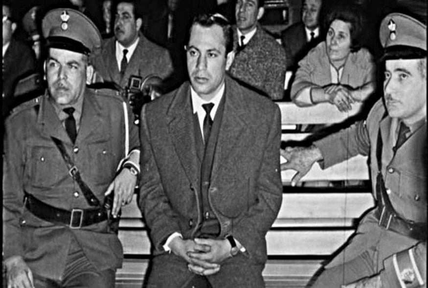 Ο Αριστείδης Παγκρατίδης σε στιγμιότυπα από τη δίκη του στη Θεσσαλονίκη το 1966, υπόθεση που συγκλόνισε την κοινή γνώμη και παραμένει μέχρι σήμερα αντικείμενο συζήτησης.