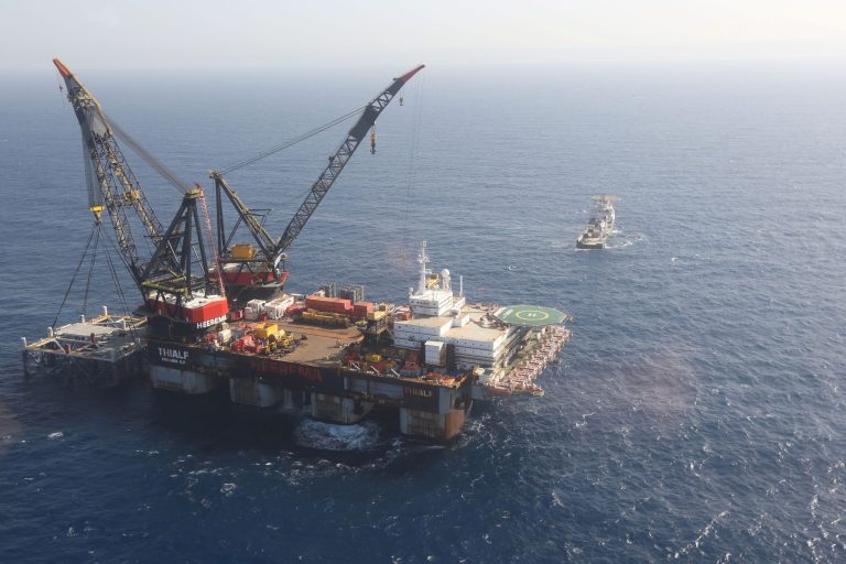 Αύριο η υπογραφή των συμβάσεων με Chevron-Helleniq Energy – Τα κρίσιμα ορόσημα και η νέα άνθηση των υδρογονανθράκων