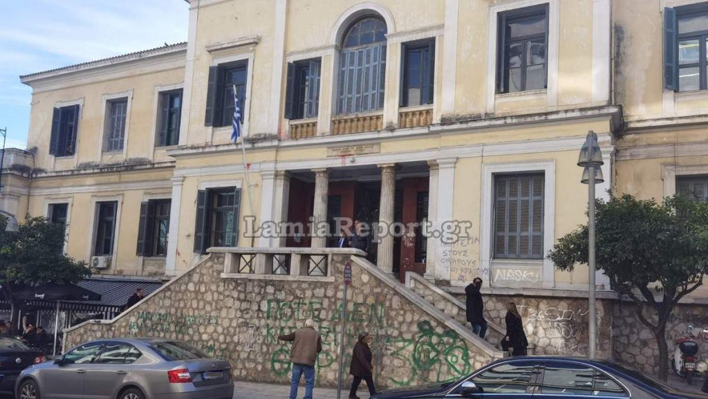 Λαμία: Εγκατέλειψε το 10χρονο ΑμεΑ παιδί της στα δικαστήρια κι έφυγε