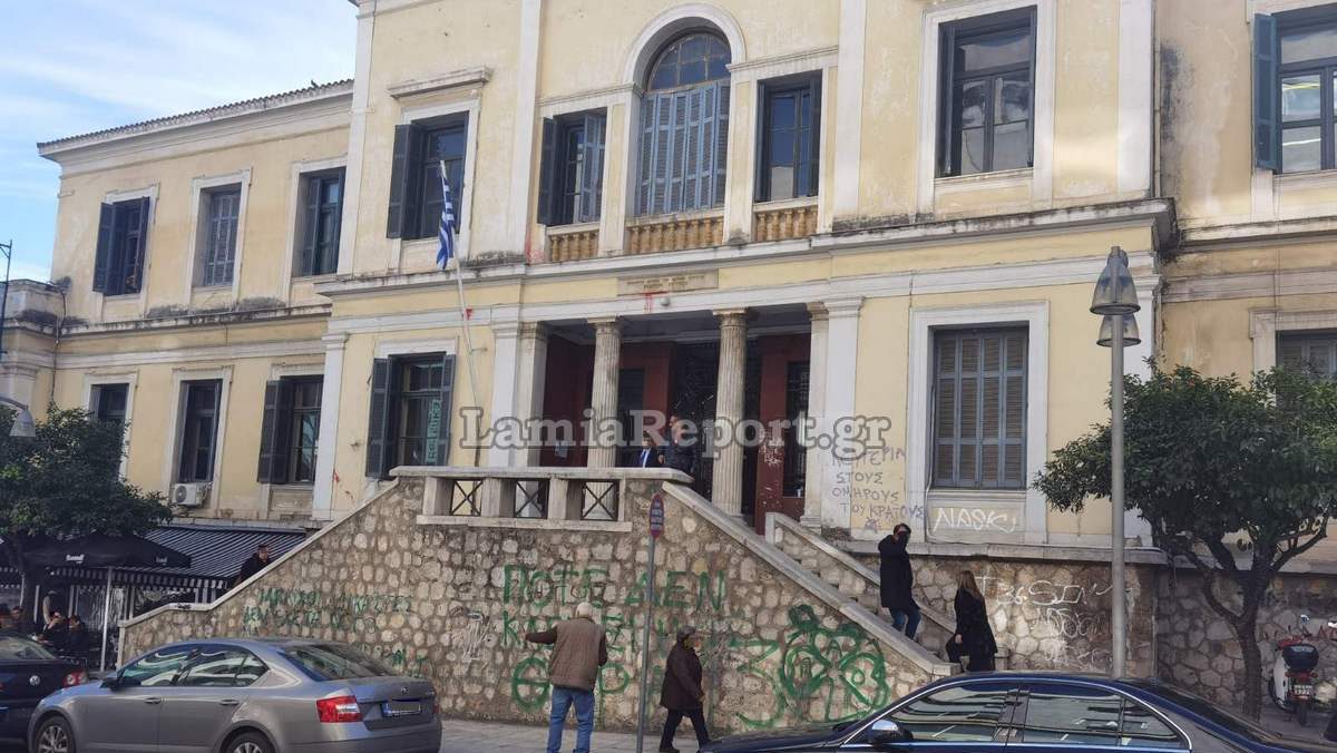 Λαμία: Εγκατέλειψε το 10χρονο ΑμεΑ παιδί της στα δικαστήρια κι έφυγε