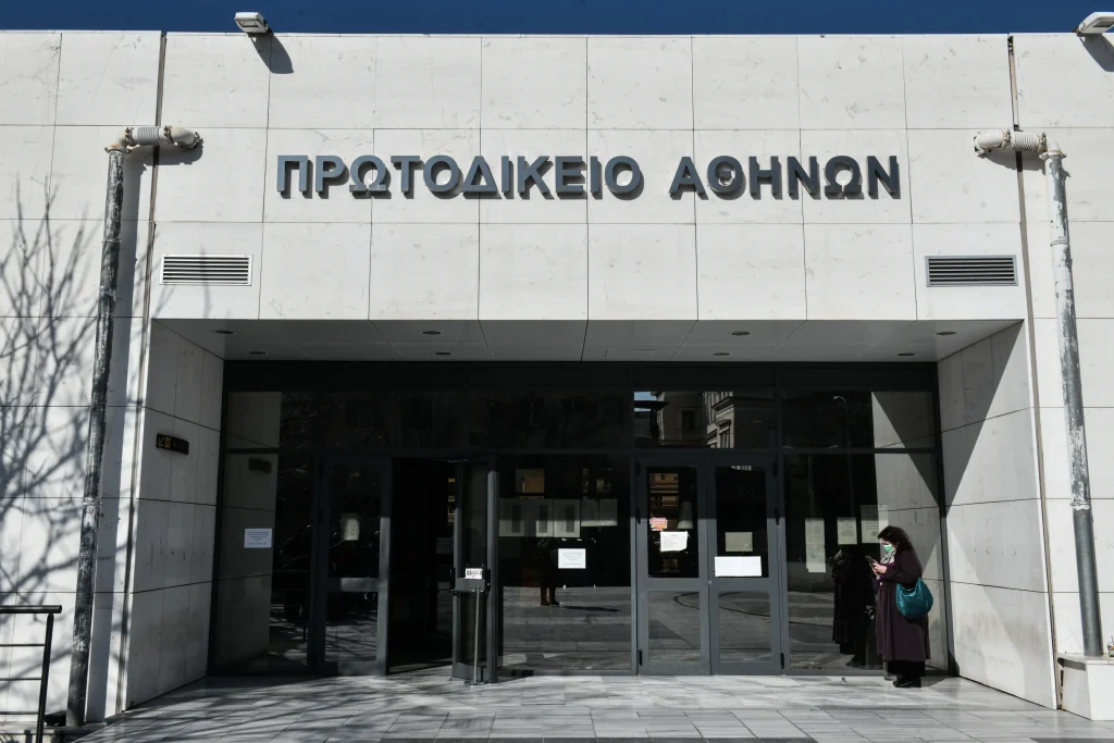 Συντάξεις χηρείας: Απόφαση βόμβα για το όριο συμβίωσης