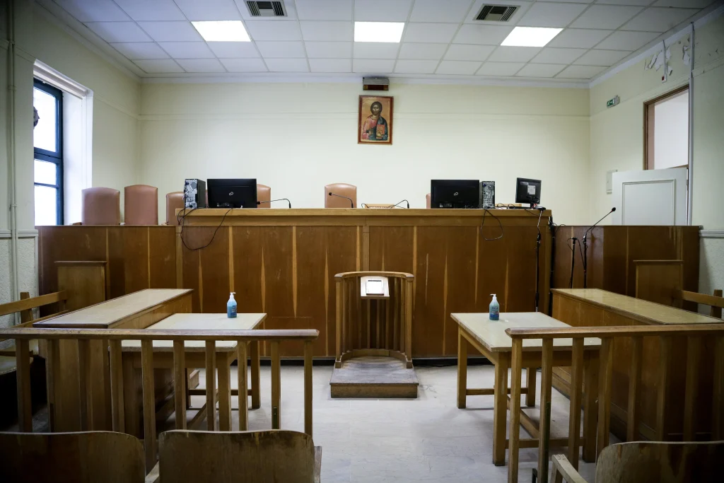Ένοχοι 3 από τους 12 κατηγορούμενους για τα επεισόδια έξω από την ΑΓΕΤ