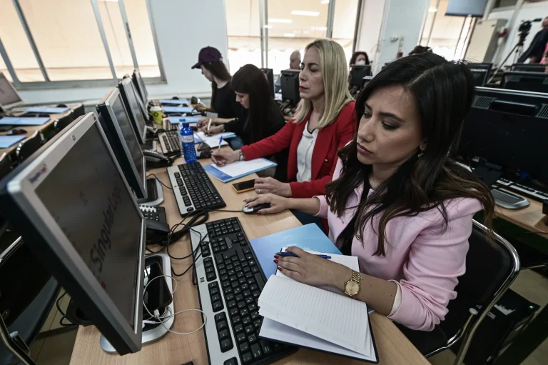 Μία στις δέκα νέες θέσεις εργασίας δημιουργείται στο Δημόσιο