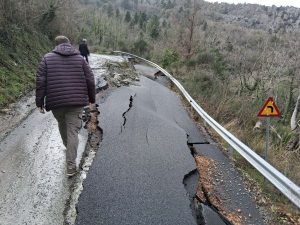 Καλαμάτα: Προληπτική εκκένωση οικισμών και σοβαρά προβλήματα από την κακοκαιρία