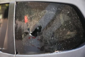 Έκρηξη χειροβομβίδας στον Κορυδαλλό: Σοβαρές ζημιές σε αυτοκίνητα και διαμερίσματα