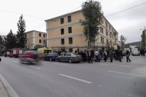 Απόδραση κρατουμένου στην Ευελπίδων – Σε εξέλιξη ανθρωποκυνηγητό