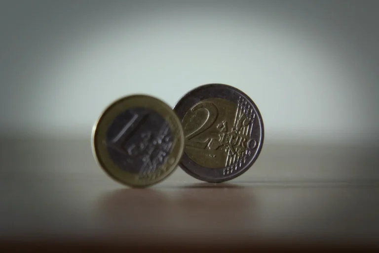 Τραμπ: Αυξάνει στο 15% τους αμερικανικούς δασμούς στα εισαγόμενα