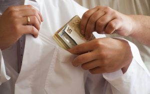 Καταδίκη διευθυντή Καρδιοχειρουργικής στο Ιπποκράτειο για δωροληψία