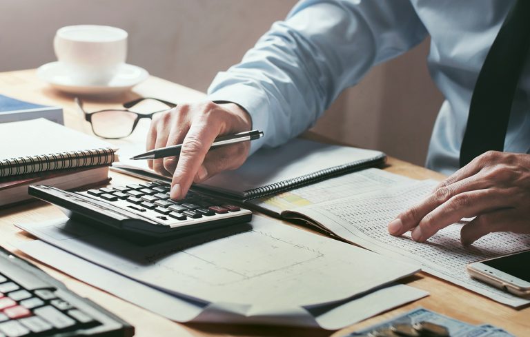 Ελεύθεροι επαγγελματίες και αγρότες: Ποιοι κινδυνεύουν να μείνουν χωρίς πλήρη κάλυψη