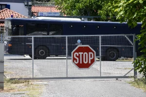 Λαμία: Στη φυλακή 68χρονος για παρενόχληση ανήλικων μαθητριών – «Έκανα πλάκα», είπε