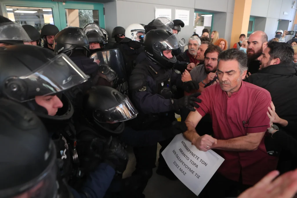 Ένταση στο Νοσοκομείο Νίκαιας κατά την επίσκεψη Γεωργιάδη (φωτο-βίντεο)