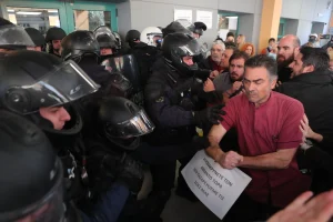 Ένταση στο Νοσοκομείο Νίκαιας κατά την επίσκεψη Γεωργιάδη (φωτο-βίντεο)