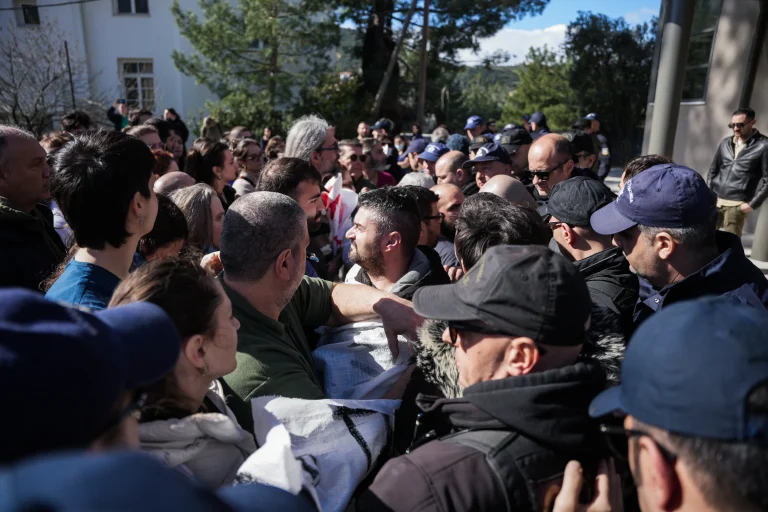 Ένταση και επεισόδια στο νοσοκομείο Μυτιλήνης κατά την επίσκεψη Γεωργιάδη (φωτο-βίντεο)
