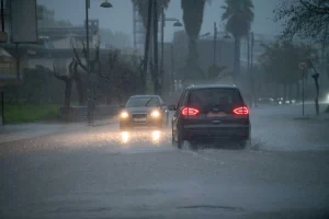Κυκλοφοριακό χάος στην Αττική από την κακοκαιρία: Ποιοι δρόμοι έχουν κλείσει