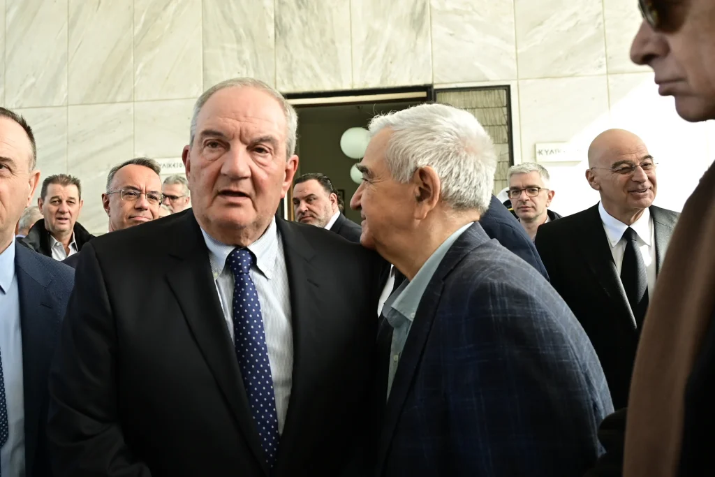 Με ποιο κυβερνητικό στέλεχος μιλάει (αρκετά) ο Καραμανλής