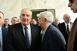 Με ποιο κυβερνητικό στέλεχος μιλάει (αρκετά) ο Καραμανλής