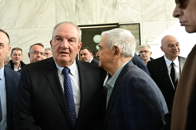 Με ποιο κυβερνητικό στέλεχος μιλάει (αρκετά) ο Καραμανλής