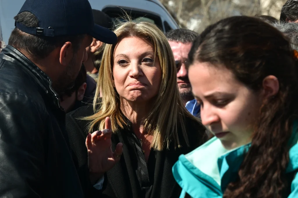 Η Μαρία Καρυστιανού στη συγκέντρωση στην Αθήνα για τη συμπλήρωση τριών χρόνων από το σιδηροδρομικό δυστύχημα των Τεμπών