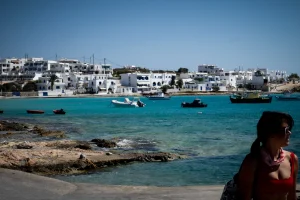 Οριστικό «μπλόκο» σε καντίνες και ξαπλώστρες σε δύο παραλίες στα Κουφονήσια