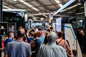 Ξεκίνησε η έξοδος των εκδρομέων – Πληρότητες 100% στα λεωφορεία για Πάτρα
