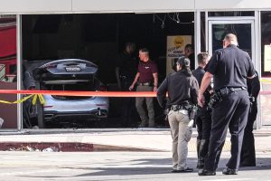 Σκηνές πανικού στο Λος Άντζελες: Αυτοκίνητο «καρφώθηκε» σε σούπερ μάρκετ – Τρεις νεκροί