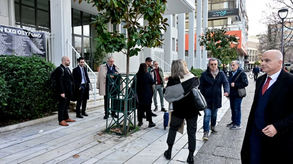 Χάος στη δίκη για τα Τέμπη – Διακόπηκε η διαδικασία. Τι συνέβη