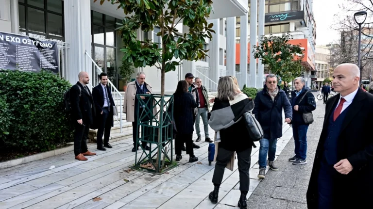 Χάος στη δίκη για τα Τέμπη – Διακόπηκε η διαδικασία. Τι συνέβη