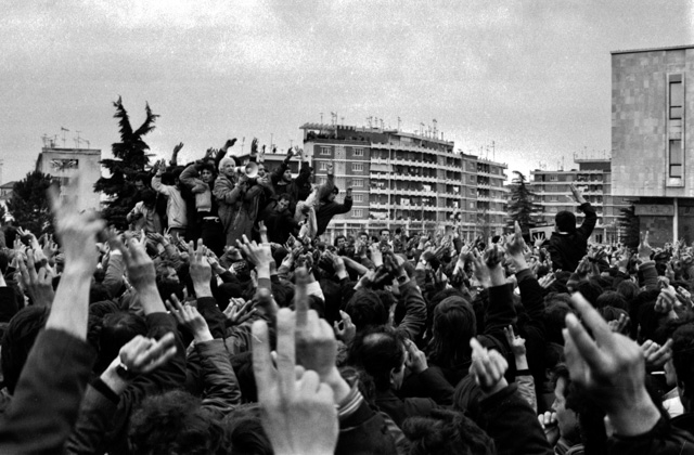 Στιγμιότυπο από τα επεισόδια που έλαβαν μέρος στις 20 Φεβρουαρίου στην πλατεία Σκεντέρμπεη / Gani Xhengo