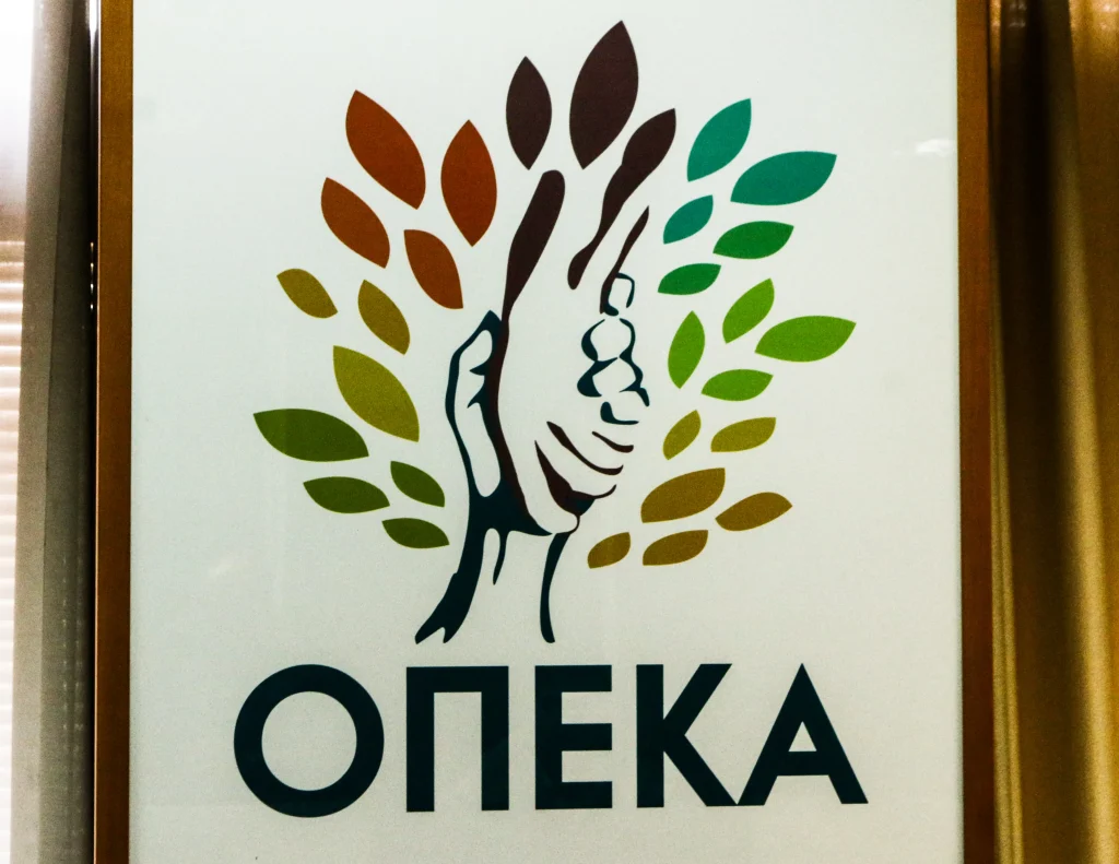 ΟΠΕΚΑ: Ξεκινάει σήμερα (10/6) η παραλαβή δελτίων από τα ΚΕΠ – Τι πρέπει να κάνουν οι δικαιούχοι