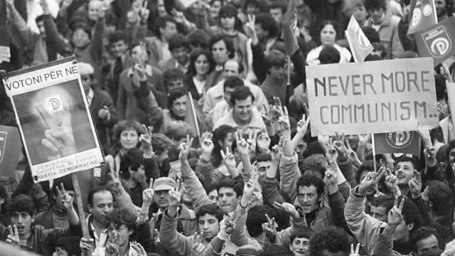 Φοιτητές και πολίτες συμμετέχουν σε μαζικές κινητοποιήσεις στην αλβανική πρωτεύουσα, διεκδικώντας πολιτικές αλλαγές και τη μετονομασία του πανεπιστημίου.