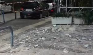 Παλαιό Φάληρο: Ζαρντινιέρες έπεσαν σε πεζοδρόμιο μπροστά από κατάστημα