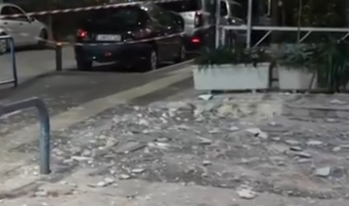 Παλαιό Φάληρο: Ζαρντινιέρες έπεσαν σε πεζοδρόμιο μπροστά από κατάστημα