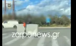 Απίστευτο κι όμως..ελληνικό: Φόρτωσε στρώμα πάνω σε πατίνι σε κεντρικό δρόμο