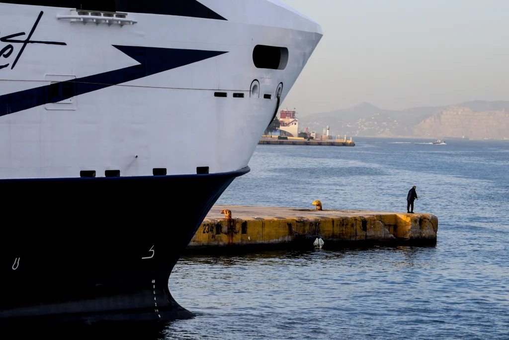 Σε απεργία οι λιμενεργάτες σε Πειραιά – Δεν εκτελούνται δρομολόγια