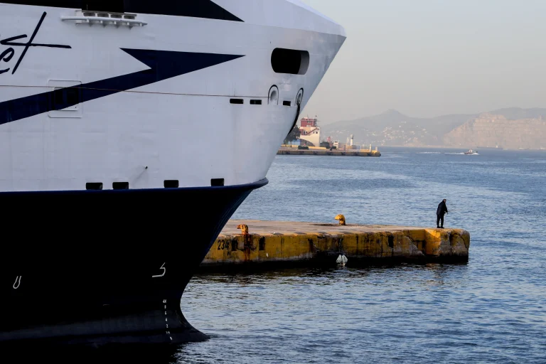 Σε απεργία οι λιμενεργάτες σε Πειραιά – Δεν εκτελούνται δρομολόγια