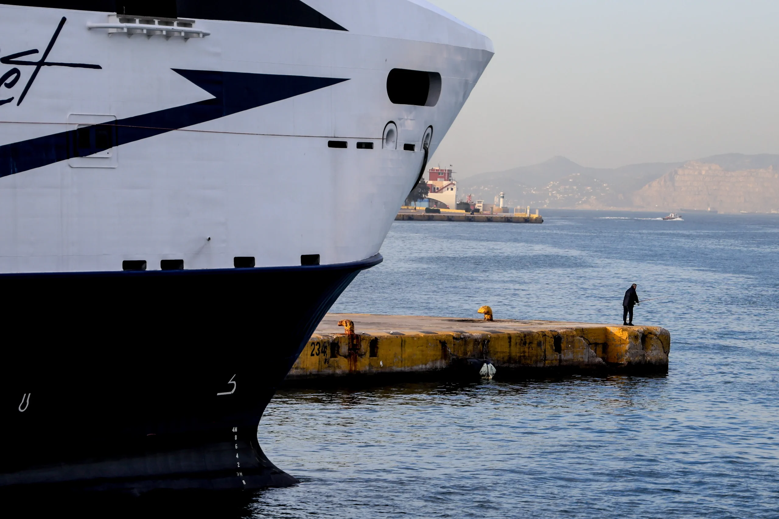 Σε απεργία οι λιμενεργάτες σε Πειραιά – Δεν εκτελούνται δρομολόγια