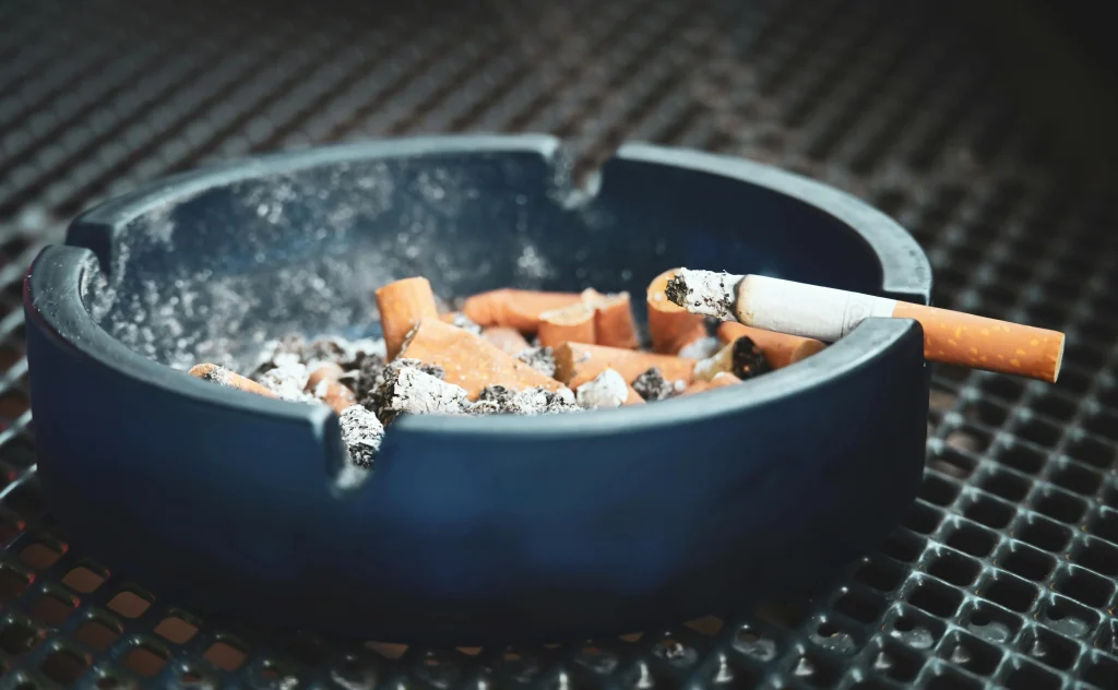 Τασάκι με τσιγάρα. (Πηγή Φωτογραφίας: pexels)