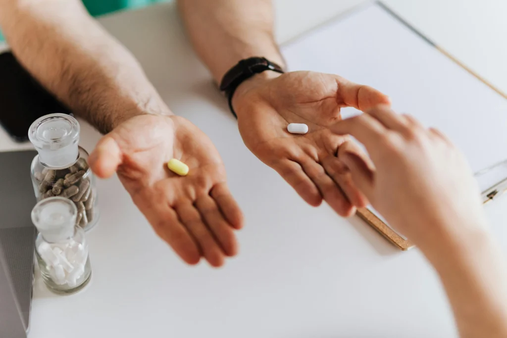 Φάρμακα στα χέρια (Πηγή Φωτογραφίας: pexels)