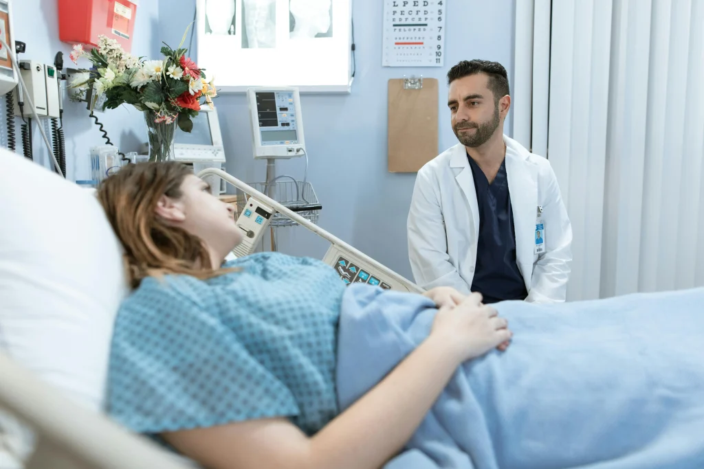 Γιατρός επισκέπτεται ασθενή του στο νοσοκομείο. (Πηγή Φωτογραφίας: pexels)