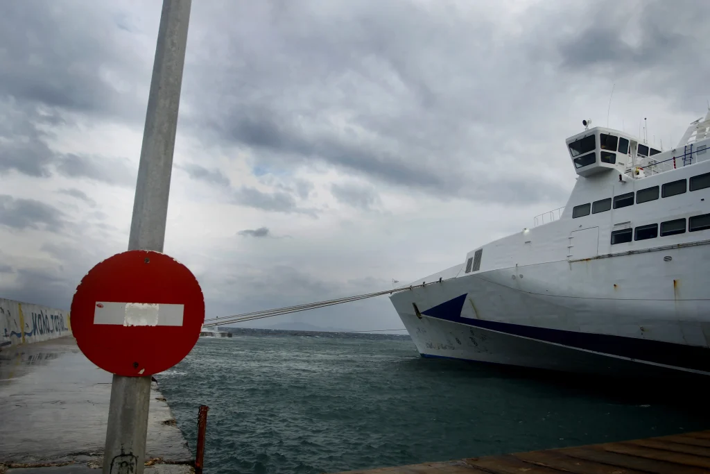 Με τροποποιήσεις τα ακτοπλοϊκά δρομολόγια – Σε ισχύ απαγορευτικά σε Ραφήνα και Λαύριο