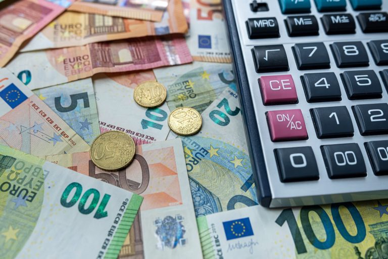 ΦΠΑ και ΕΦΚ «φρέναραν» τα έσοδα Ιανουαρίου