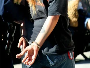 Συνελήφθη δασκάλα γιόγκας που έβαζε βόμβες σε φίλους της γιατί δεν της δάνειζαν χρήματα